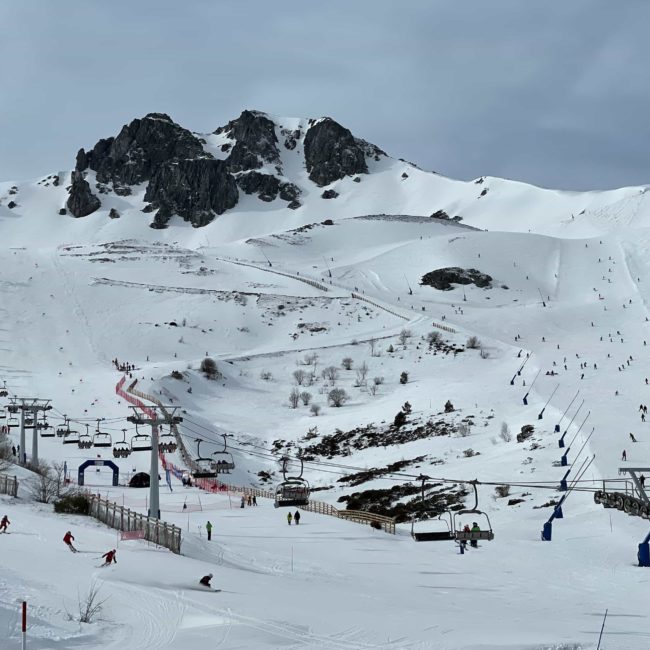 Montañas con nieve y telesilla