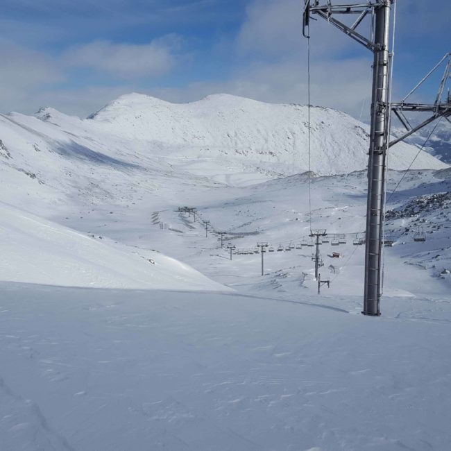 Montañas con nieve y telesilla