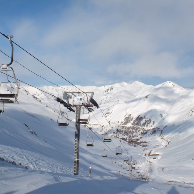 Montañas con nieve y telesilla