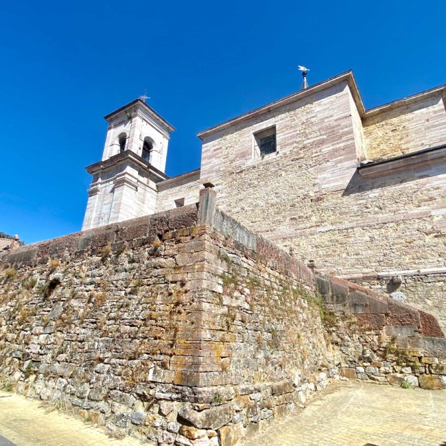 Iglesia de Lois vista desde abajo