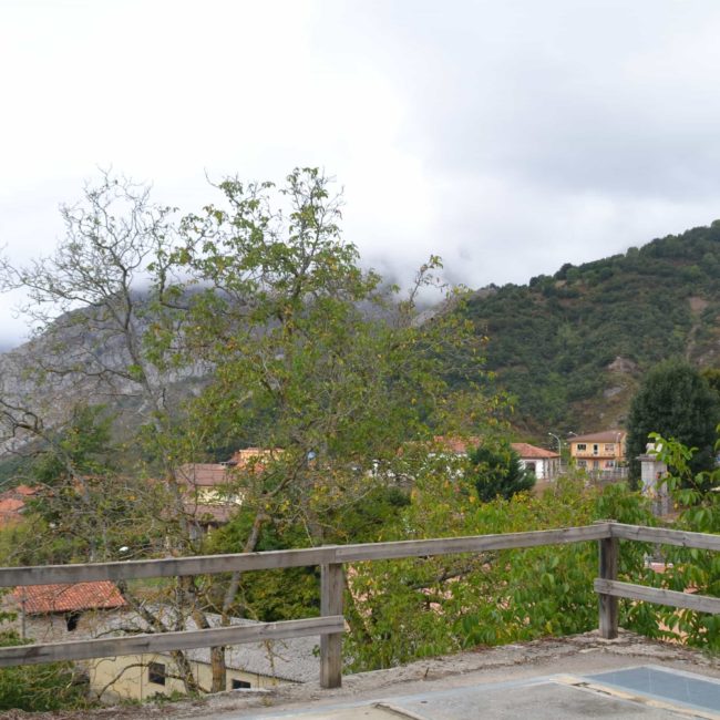 Vista lejana del pueblo y la iglesia