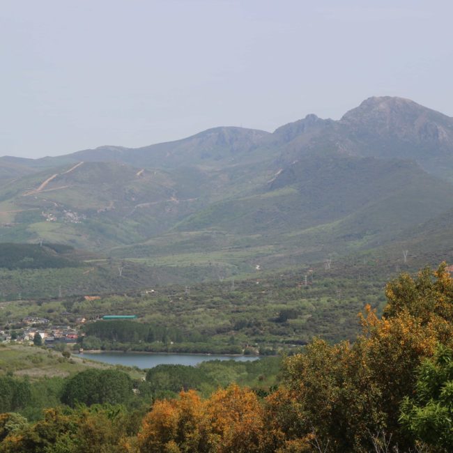 Lago con pueblo al fondo y montañas