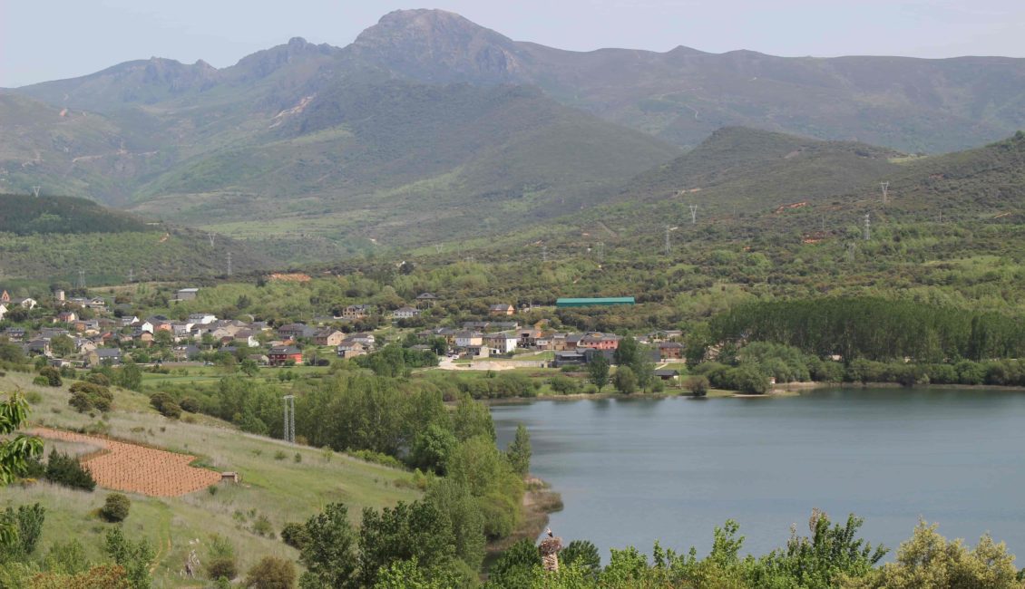 Lago con pueblo al fondo