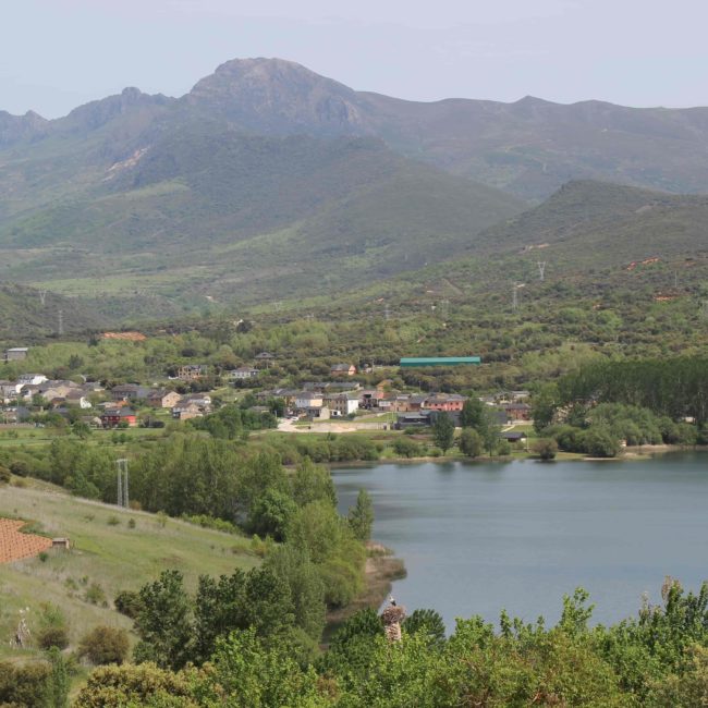 Lago con pueblo al fondo