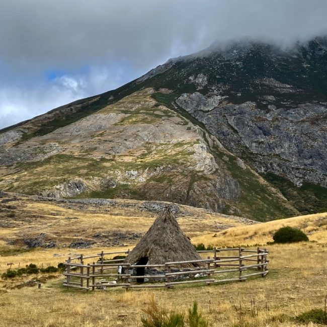 Caseta de paja en la montaña