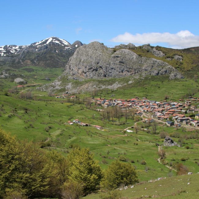 Pueblo entre las montañas