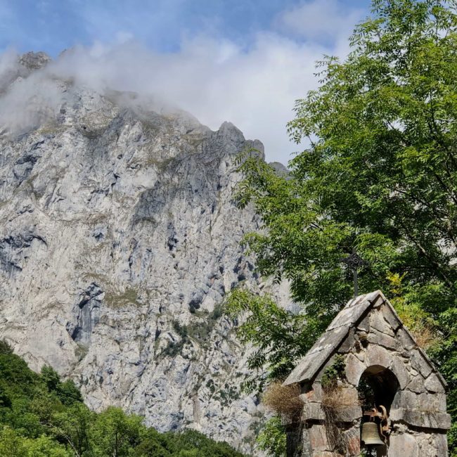 La ermita con las montañas detrás