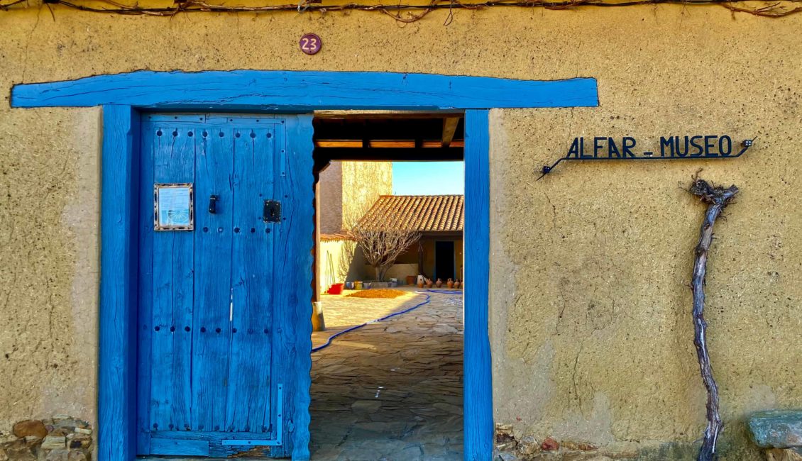 Puerta de madera de color azul