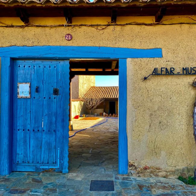 Puerta de madera de color azul