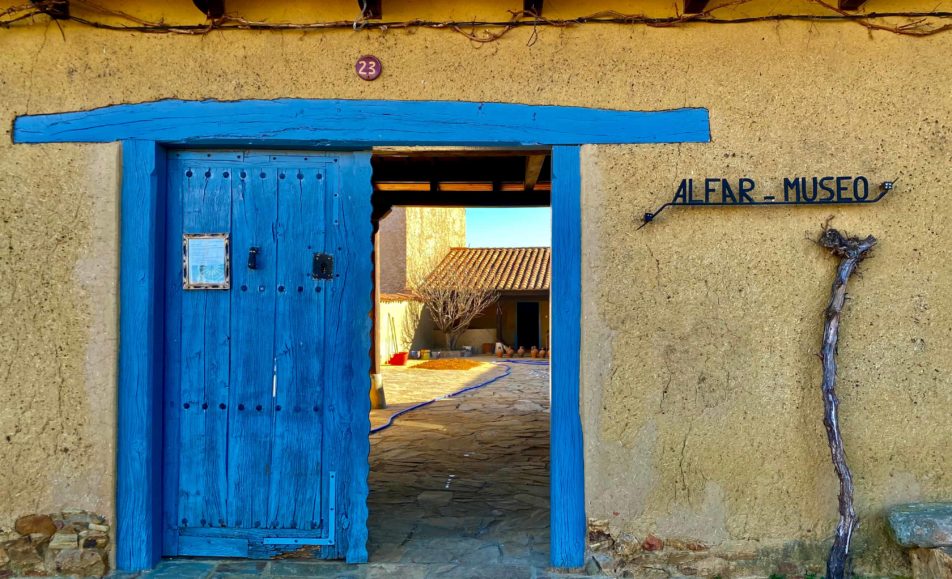 Puerta de madera de color azul