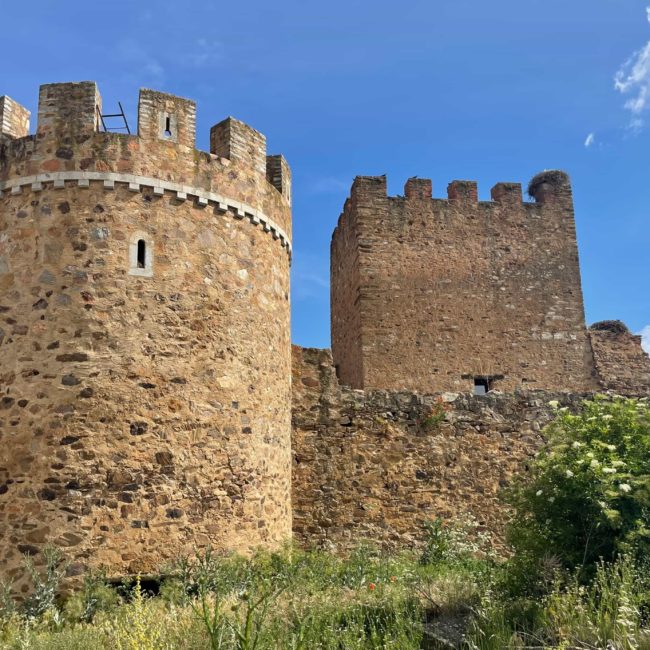 Torre y murallas de piedra