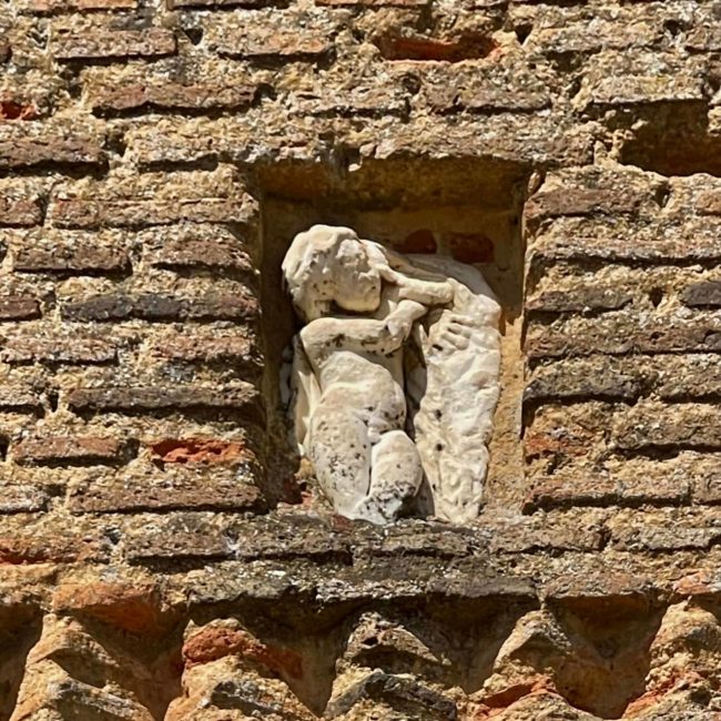 Escultura en la pared