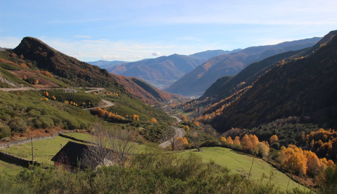 Valle entre montañas