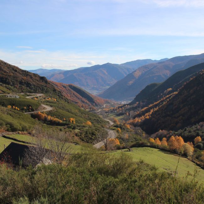 Valle entre montañas