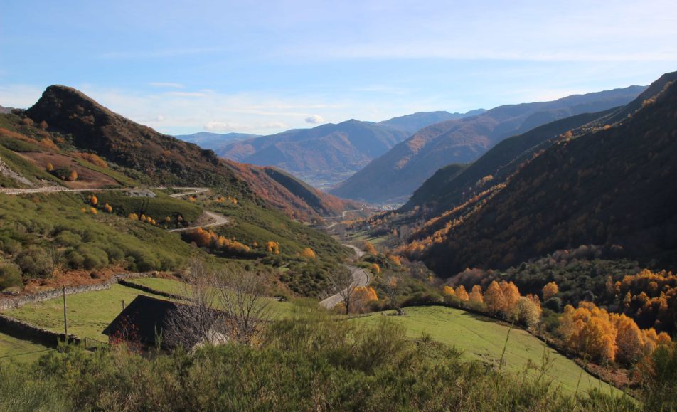 Valle entre montañas