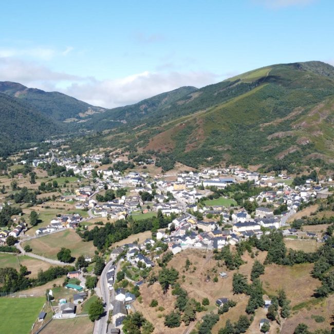 Pueblo entre montañas