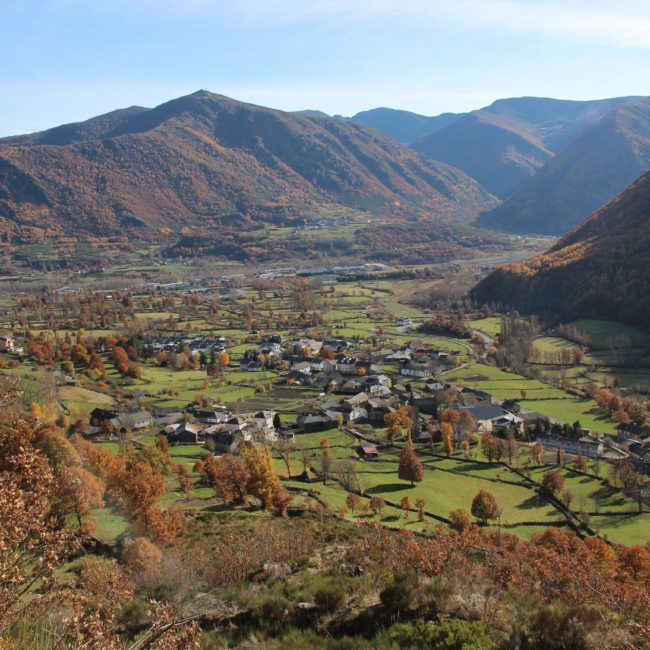 Pueblo entre montañas