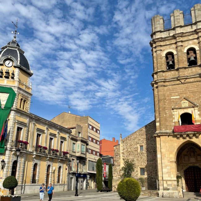 Iglesia y plaza