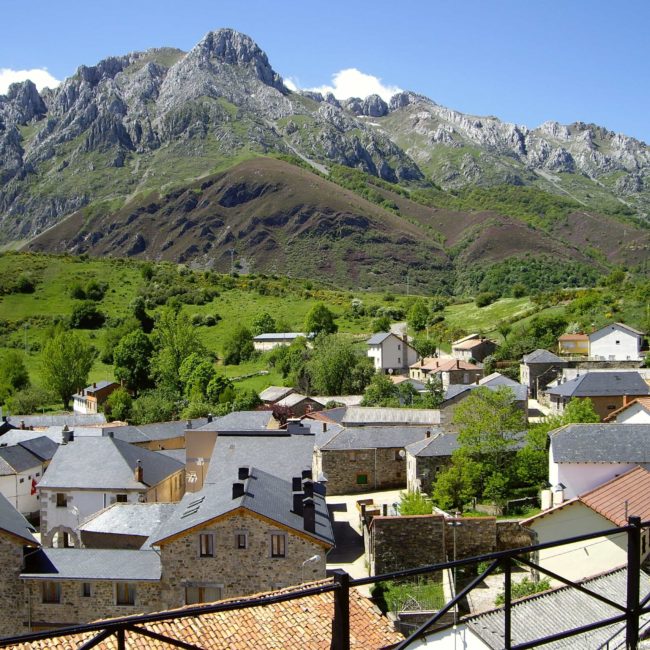 Pueblo con montañas al fondo