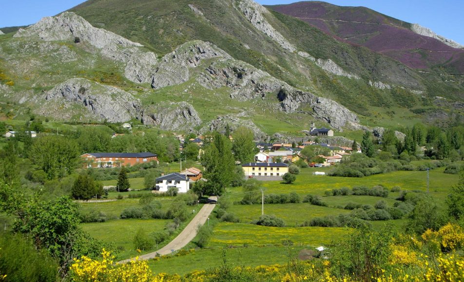 Casas entre montañas