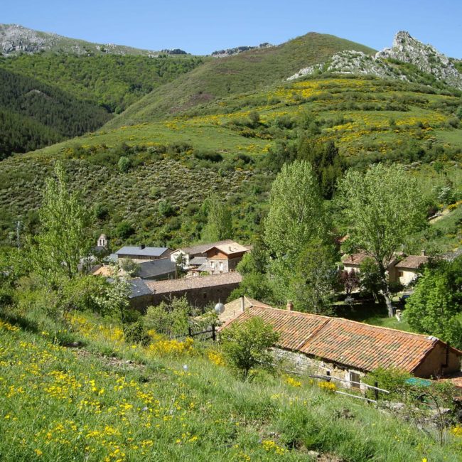 Casas entre las montañas