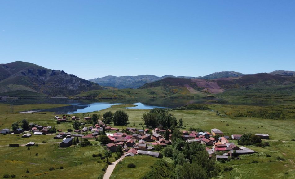 Pueblo con un lago