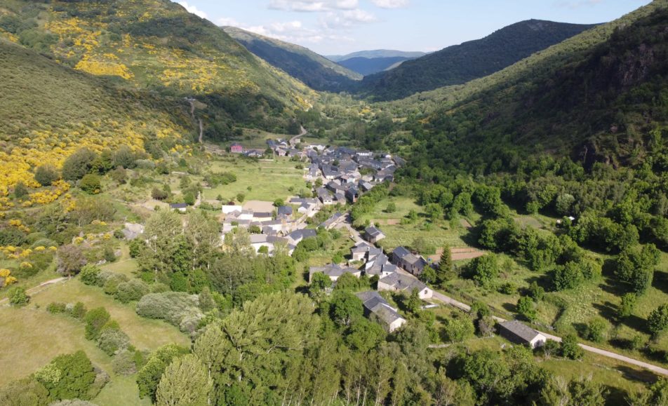 Pueblo entre montañas