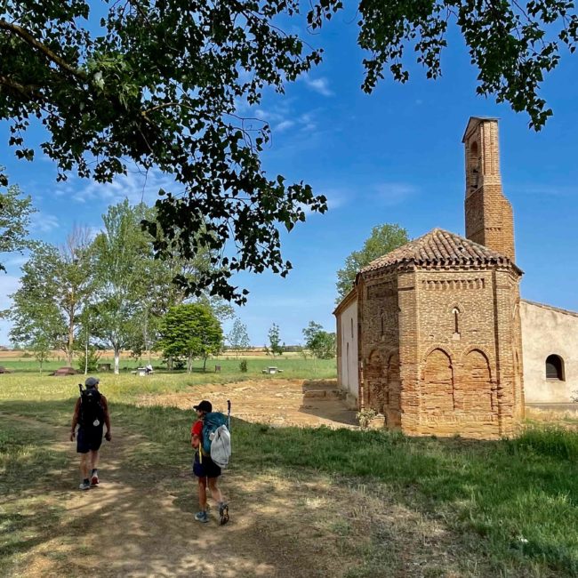 Gente caminando al santuario