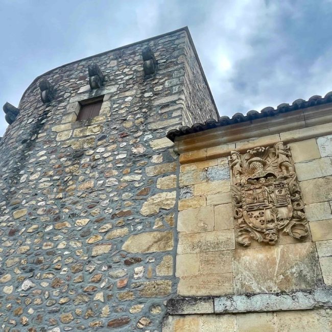 Edificio construido con piedras vista exterior