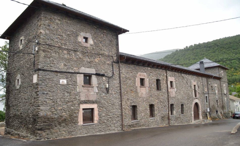 Vista del edificio de piedra