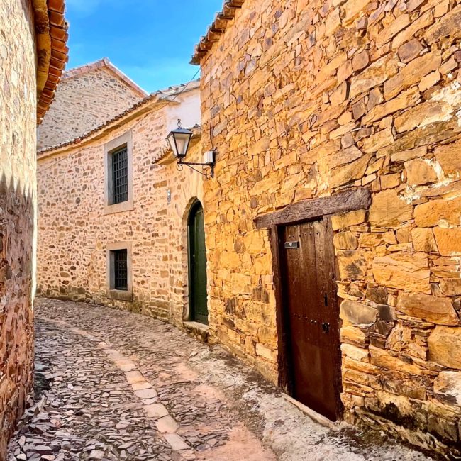 Calle empinada de piedra