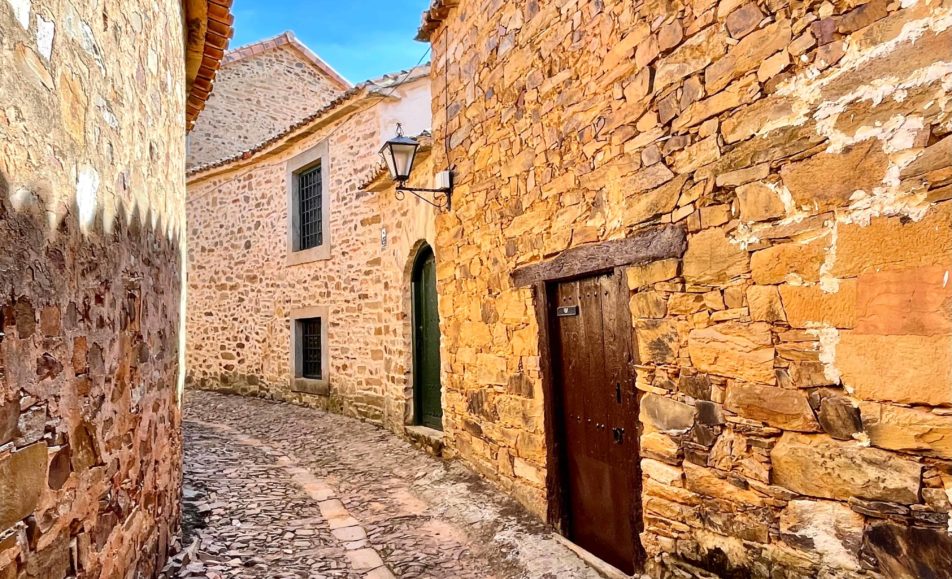 Calle empinada de piedra