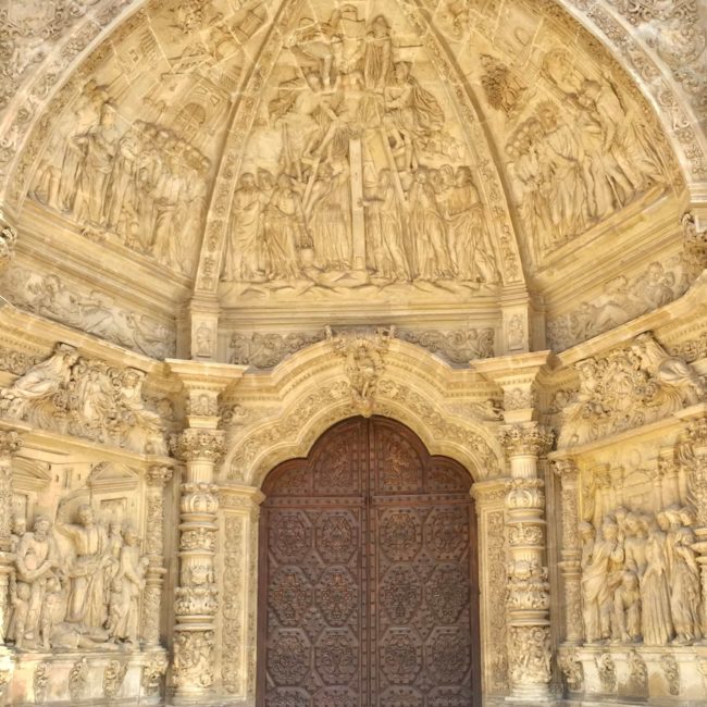 Puerta a la catedral