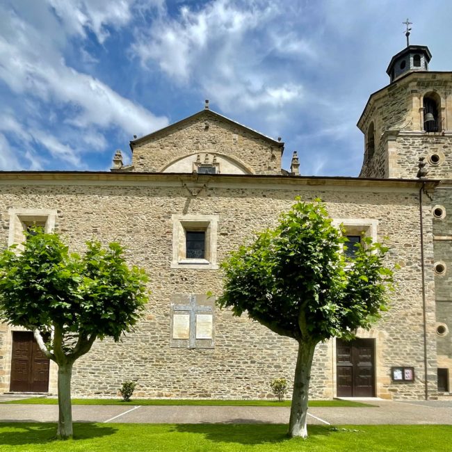 Vista lateral de la iglesia