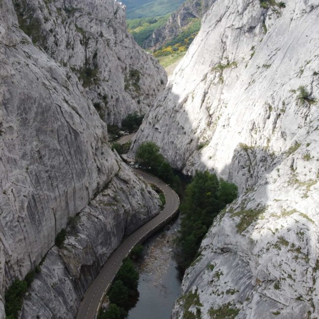 Carretera entre rocas