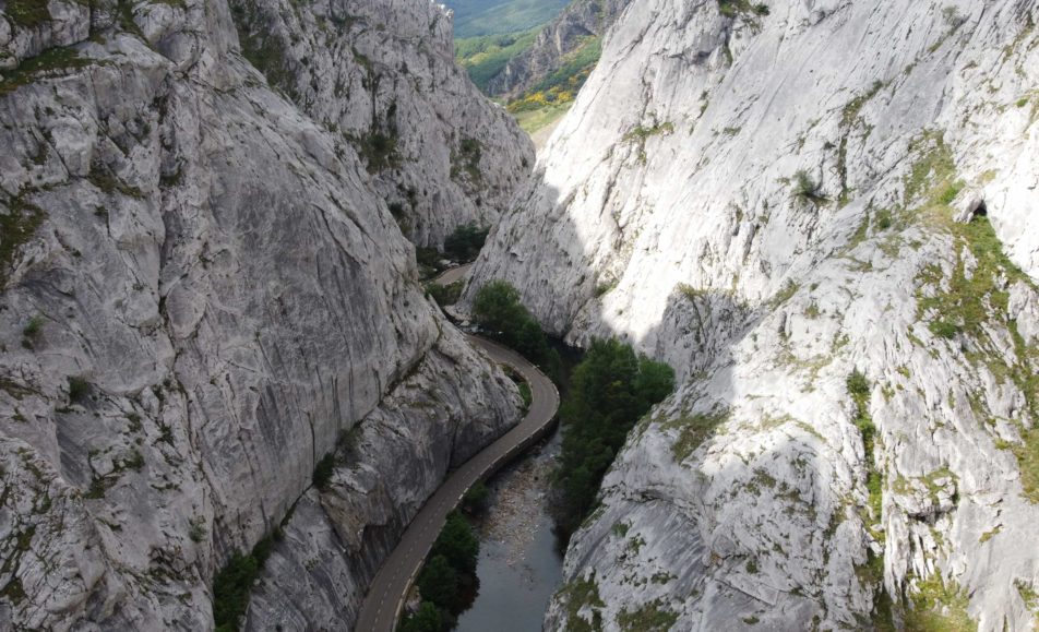 Carretera entre rocas