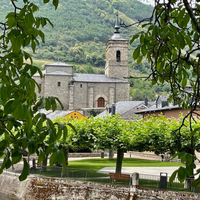 Iglesia al fondo