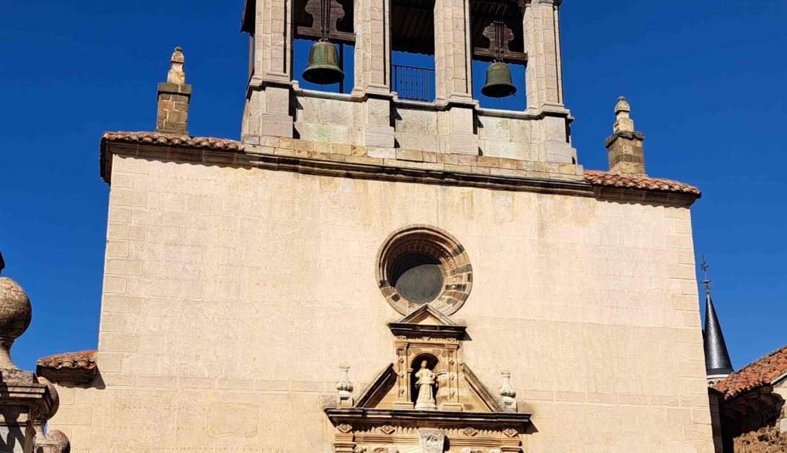 Fachada y campanario de la iglesia