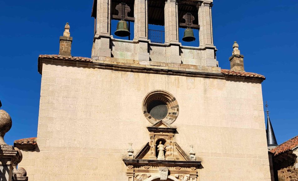 Fachada y campanario de la iglesia