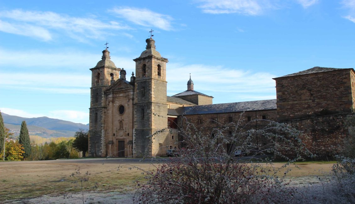 Imagen lejana del monasterio