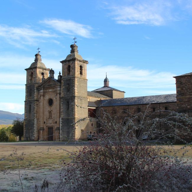 Imagen lejana del monasterio