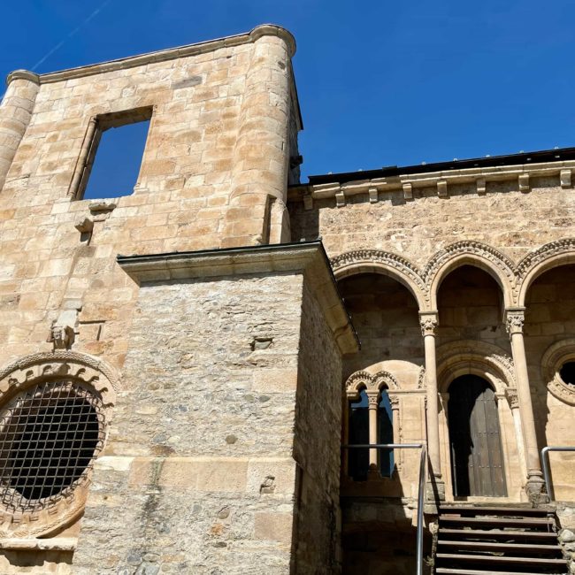 Fachada del monasterio