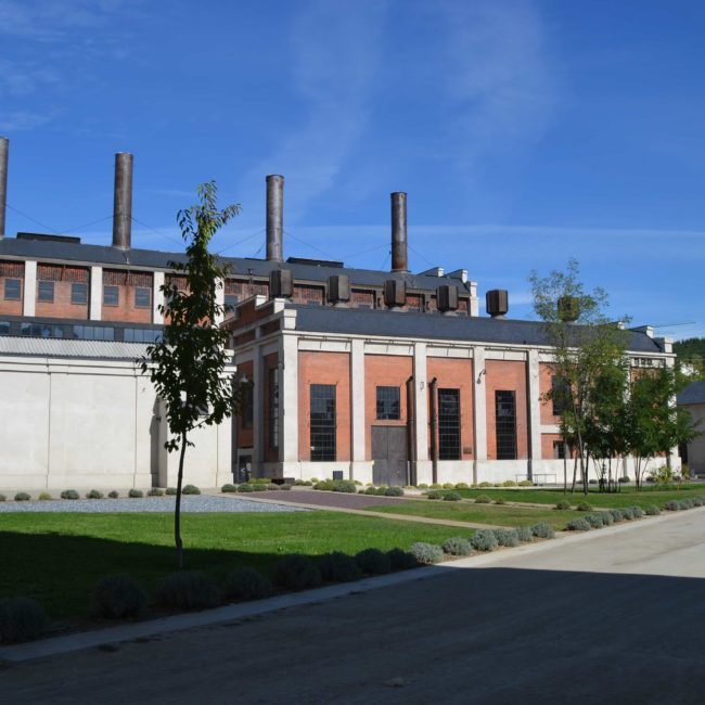 Exterior y jardines del edificio