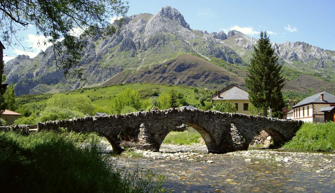 Puente de piedra con un río