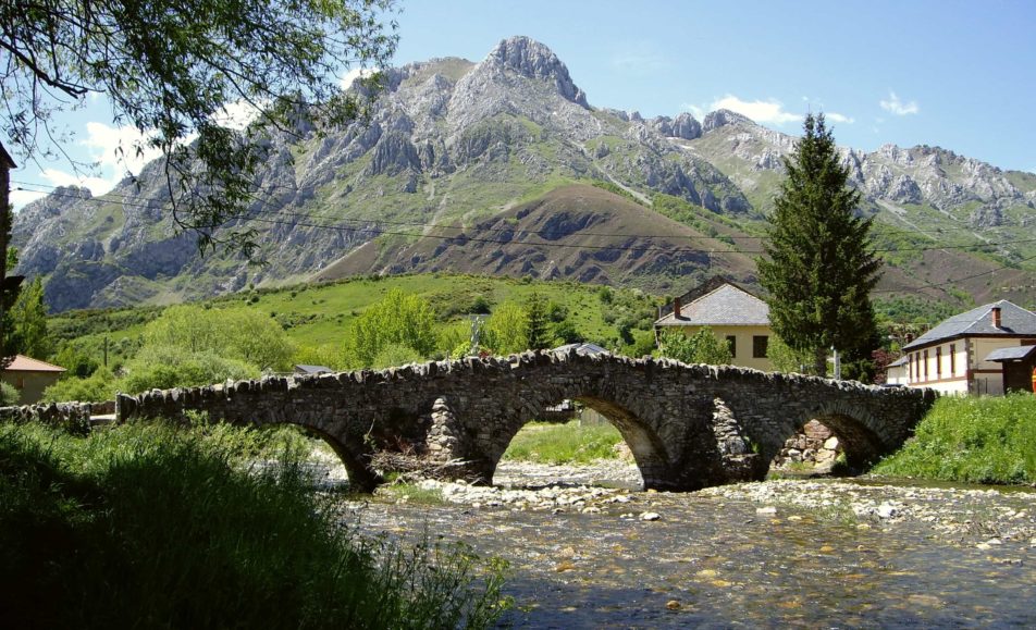 Puente de piedra con un río