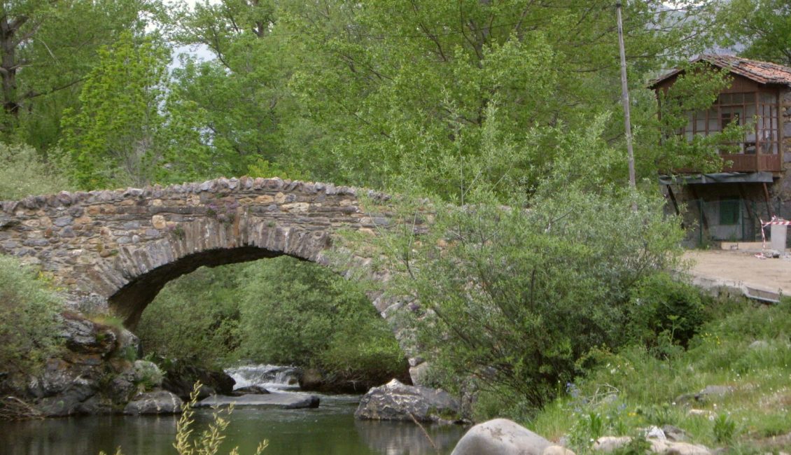 Puente de piedra con un arco