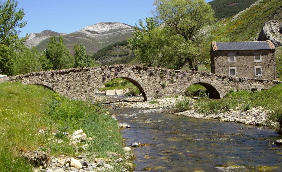 Puente de piedra con un río