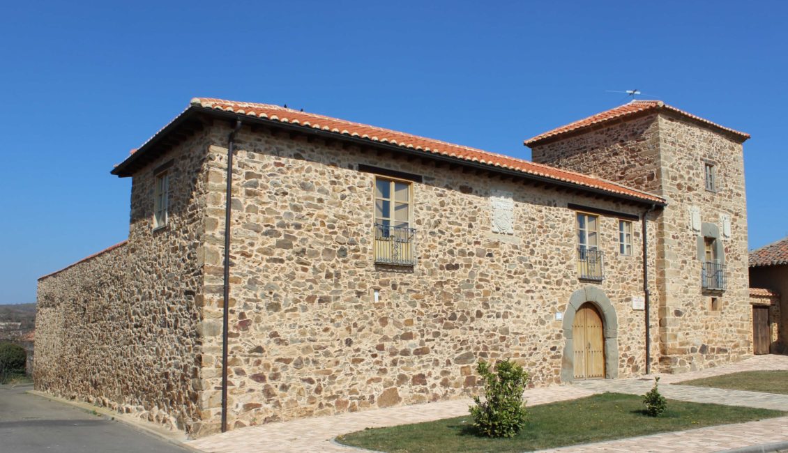 Fachada del edificio con el torreón