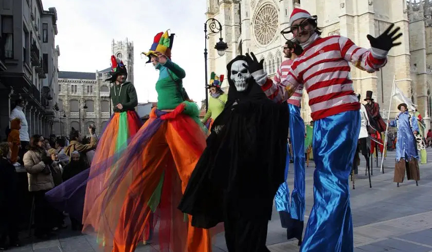 Gente disfrazada en el carnaval de León