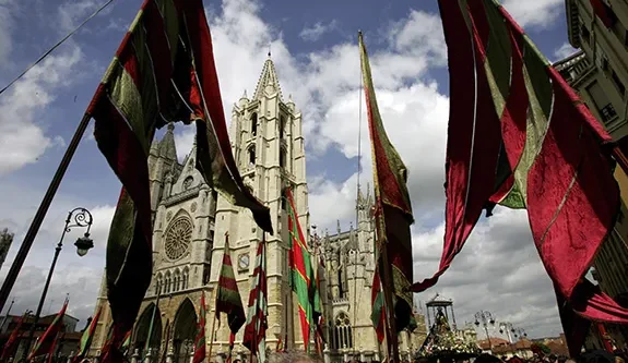 Catedral de León rodeada de banderas